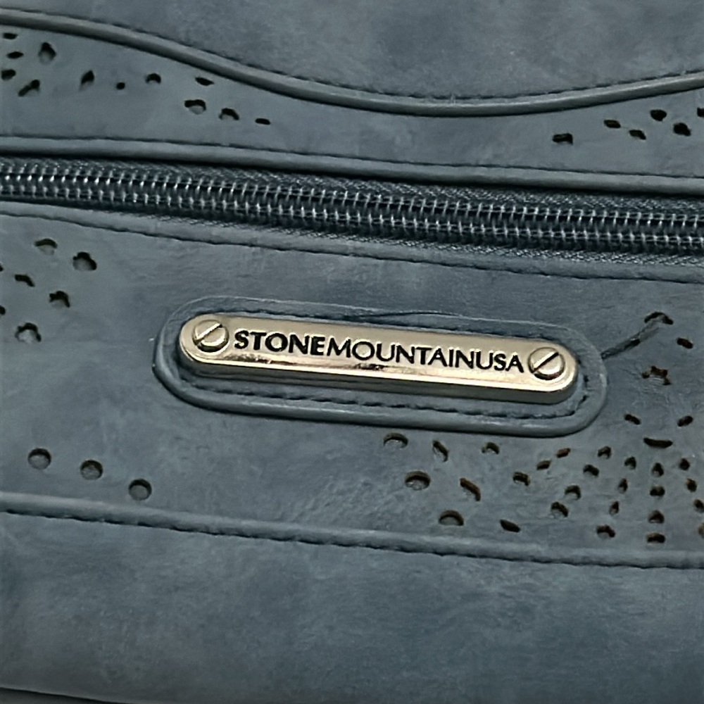 🆕 STONE MOUNTAIN Trifecta Faux Leather Crossbody - Picture 3 of 11